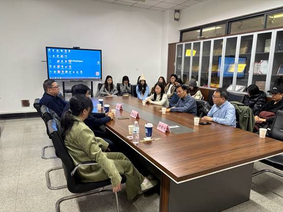 11月28《电影文学》责任编辑钟彩元